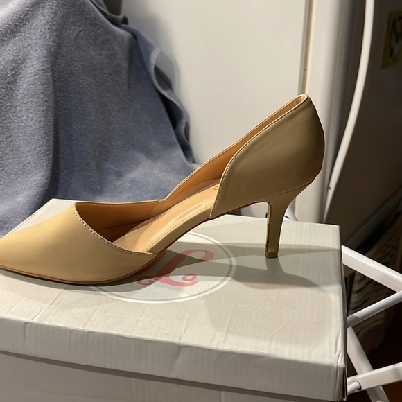 Journey Collection Heels Nude Size 8 1/2 - Picture 4 of 6